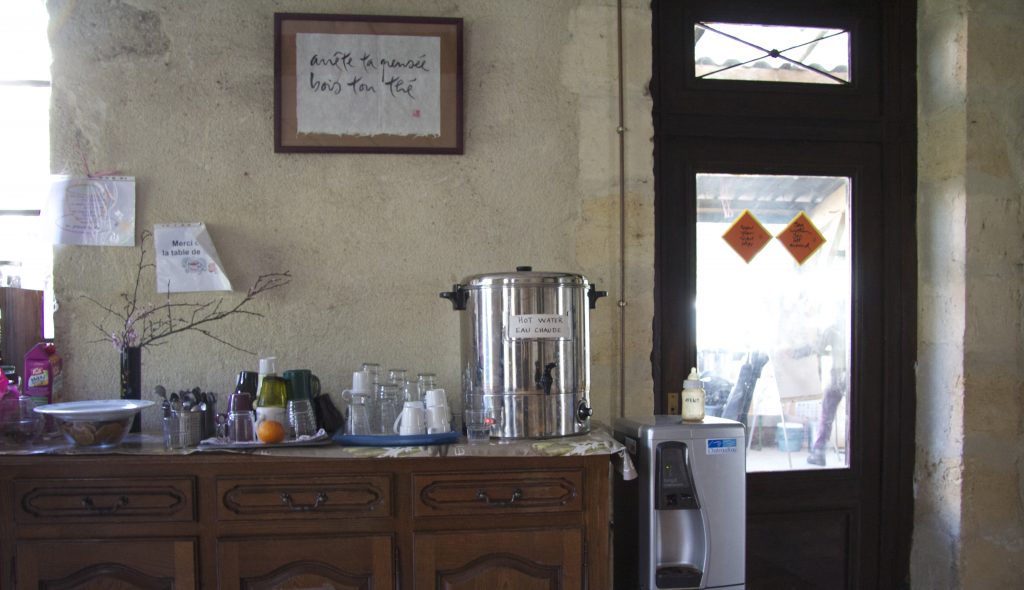 Une image du réfectoire au Village de spruniers, lieu de retraite et de spiritualité