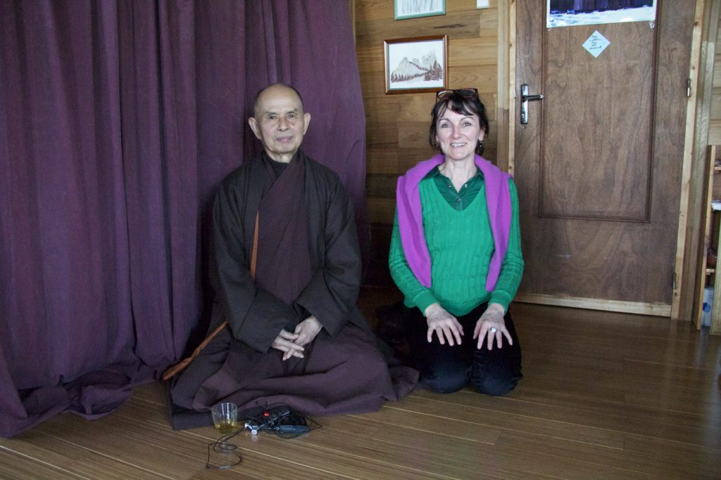 Thich Nath Hanh et Marie-Laurence Cattoire sont assis côte à côte sur le sol du petit ermtage du moine vietnamien