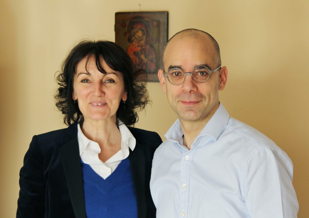 Marie-Laurence Cattoire et Fabrice Midal, cote à cote avant l'interview pour le monde des Religions. Ils sont debout devant un mur jaune