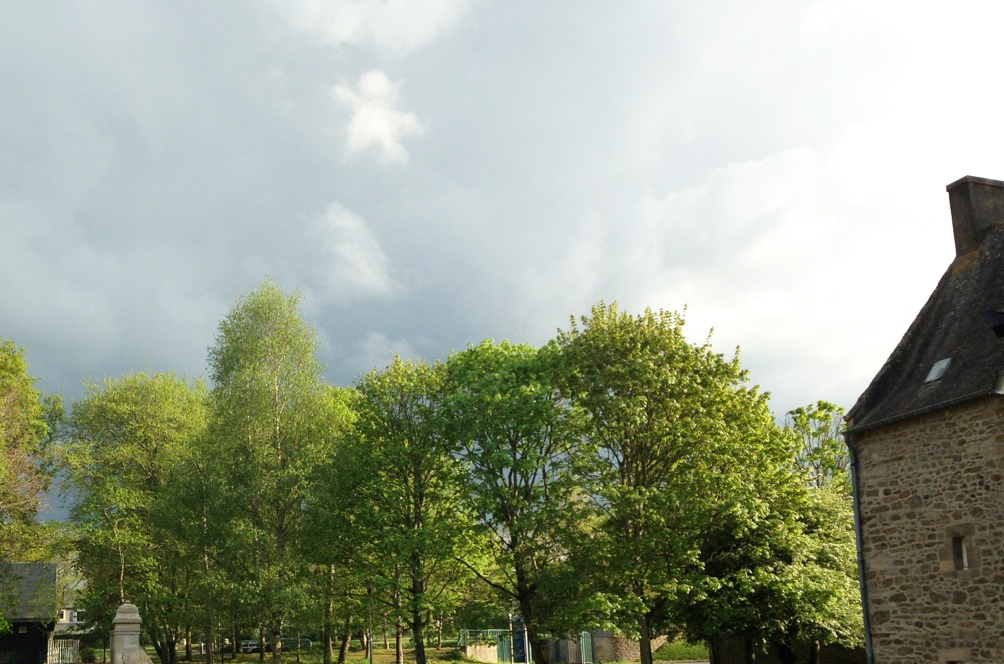 si l'on fait attentionon peut voir un nuage en forme de petit ange dans le ciel