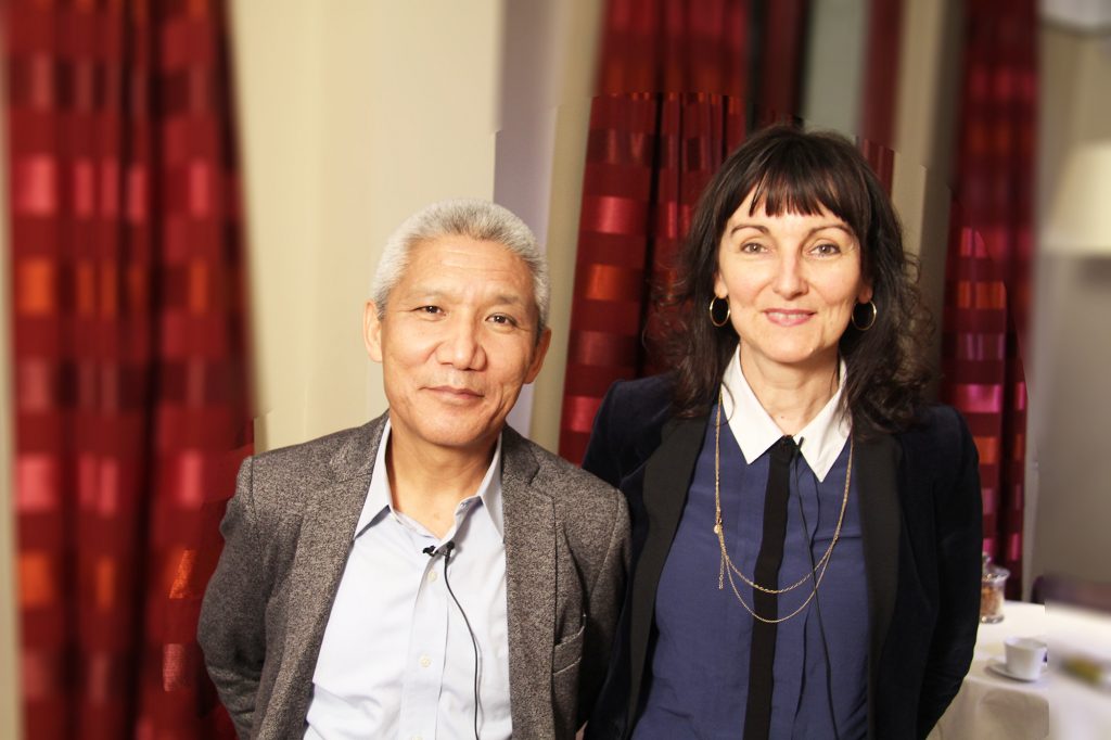 Portrait de Thupten Jinpa aux côtés de Marie Laurence Cattoire juste avant l'interview qu'il accorde au Monde des Religions.