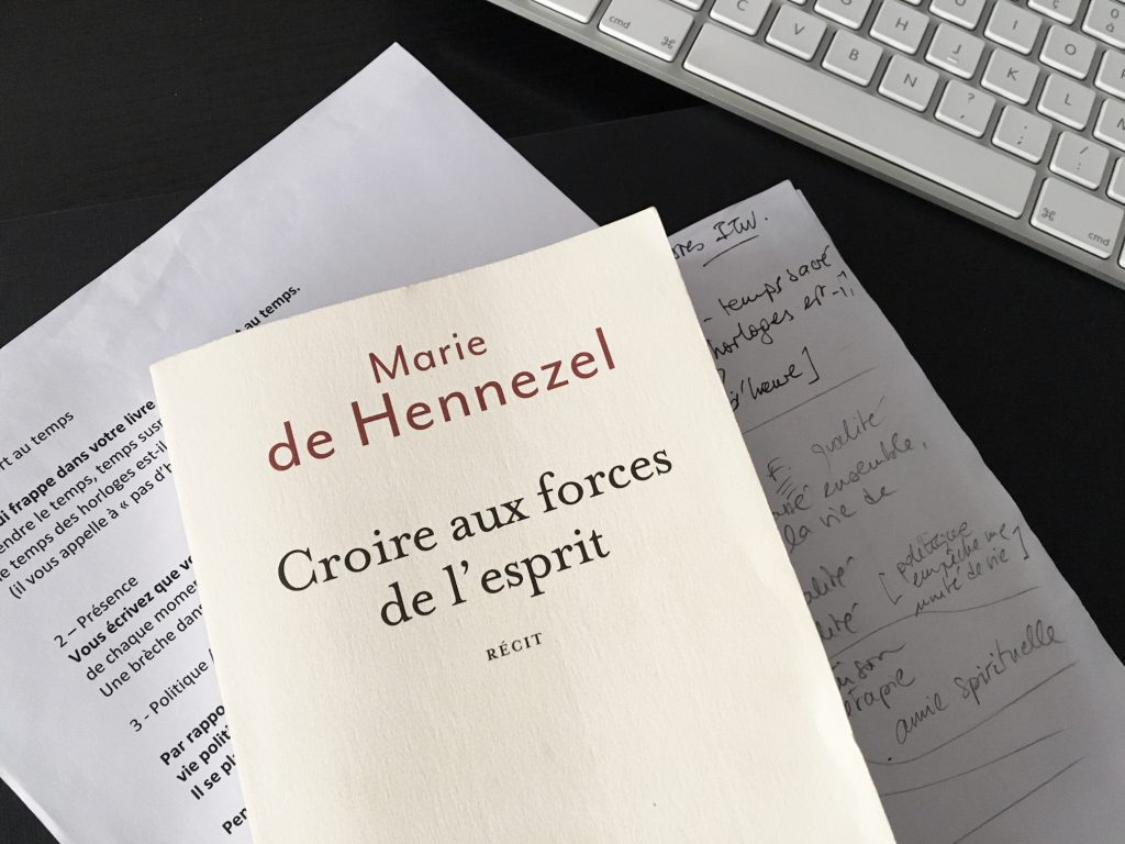 le livre de Marie de Hennezel "Croire aux forces de l'esprit" est posé sur un bureau à côté d'un clavier d'ordinateur et sur une feuille de notes manuscrites où apparaît le mot émotion.