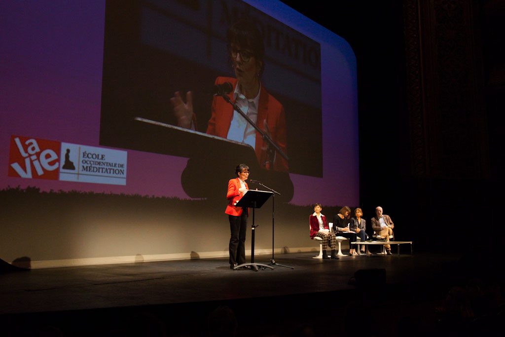 Marie-Laurence Cattoire donne une conférence sur la scène du théâtre du Châtelet lors de l'événement Méditation 2015