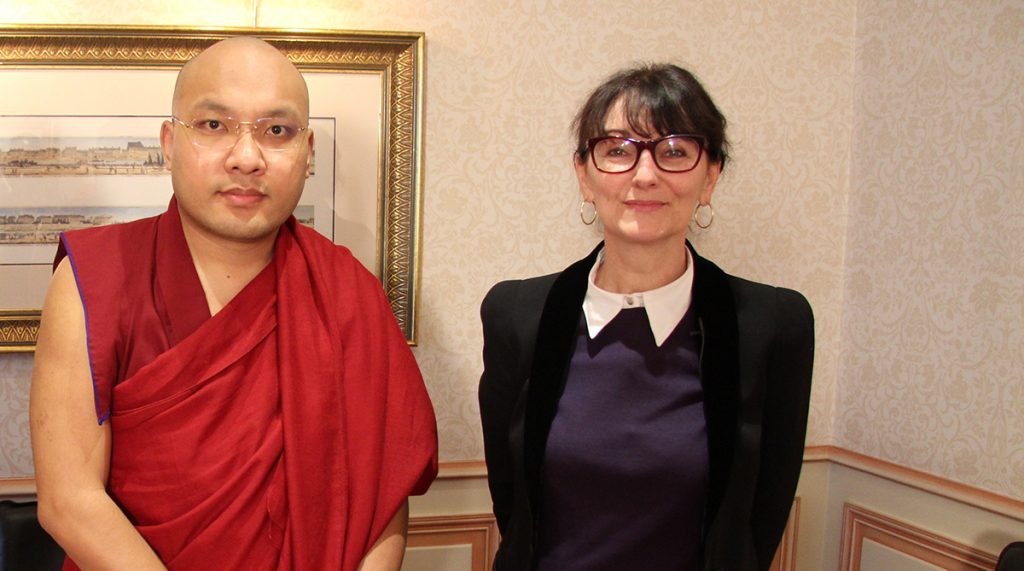 sa sainteté le 17 ème Karmapa aux côtés de Marie Laurence Cattoire lors de leur rencontre à Paris en mai 2016. Le Karmapa porte la traditionnelle robe de moine des tibétains de la lignée Kagyü