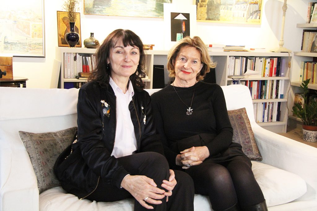 Marie de Hennezel et Marie-Laurence Cattoire assise côt à côte sur un canapé, juste après l'interveiw. La scène se passe dans le décor intime et chaleureux de l'appartement de Marie de Hennezel.