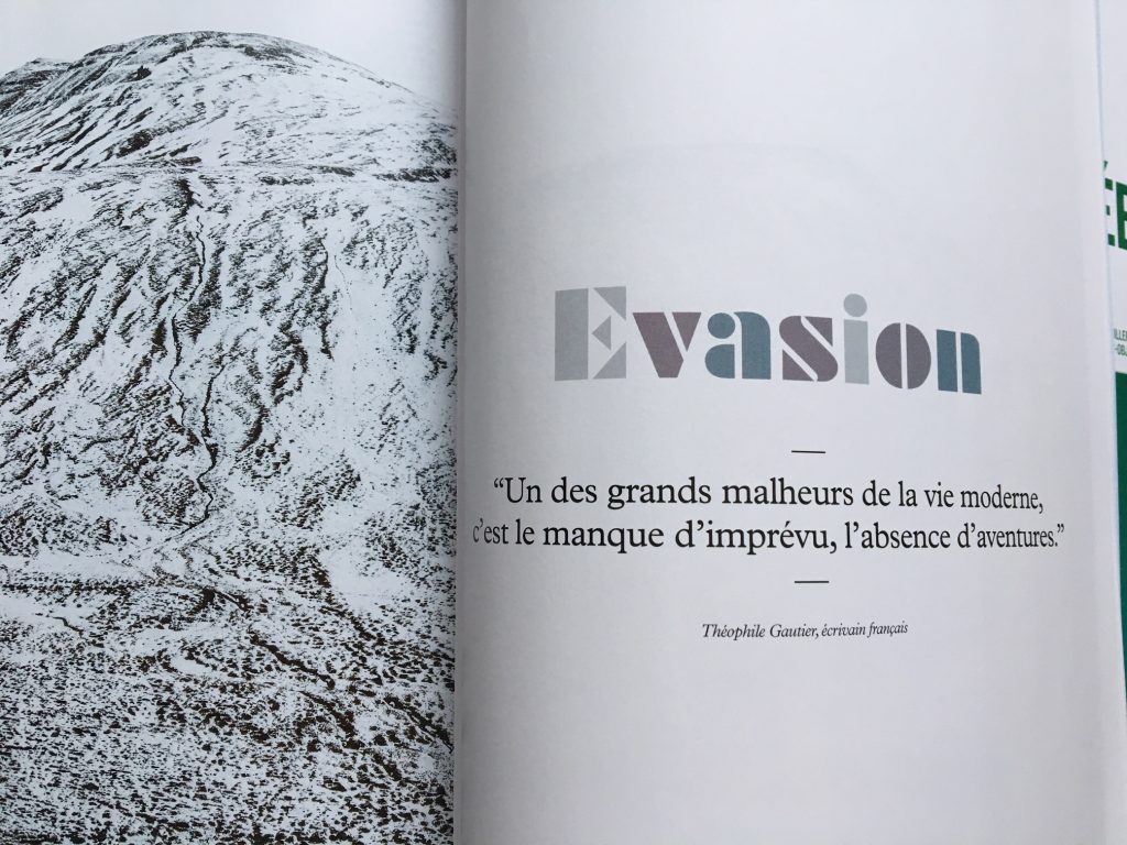 une double page de magazine est photographiée, sur laquelle apparaît la citation de Théophile Gautier sur le manque d' aventure