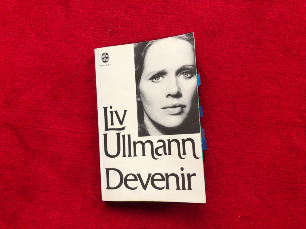 Sur une moquette rouge est posé le livre de Liv Ullmann "Devenir"