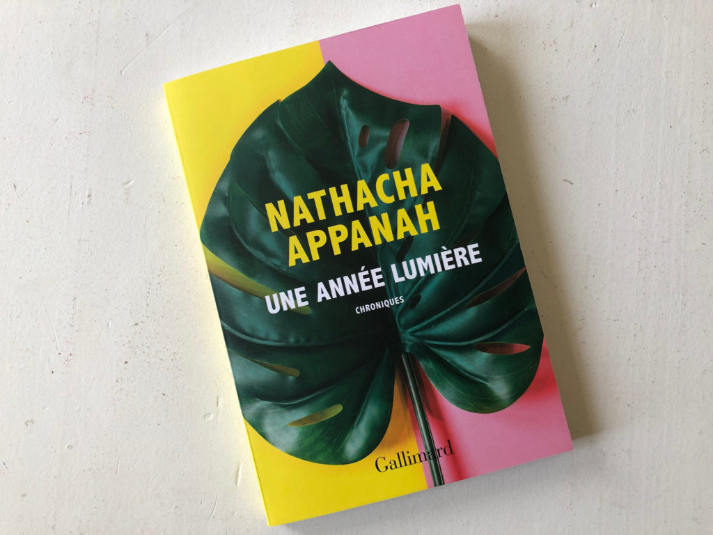 Le livre de Natacha Appanah "une année lumière" est posé sur une table blanche