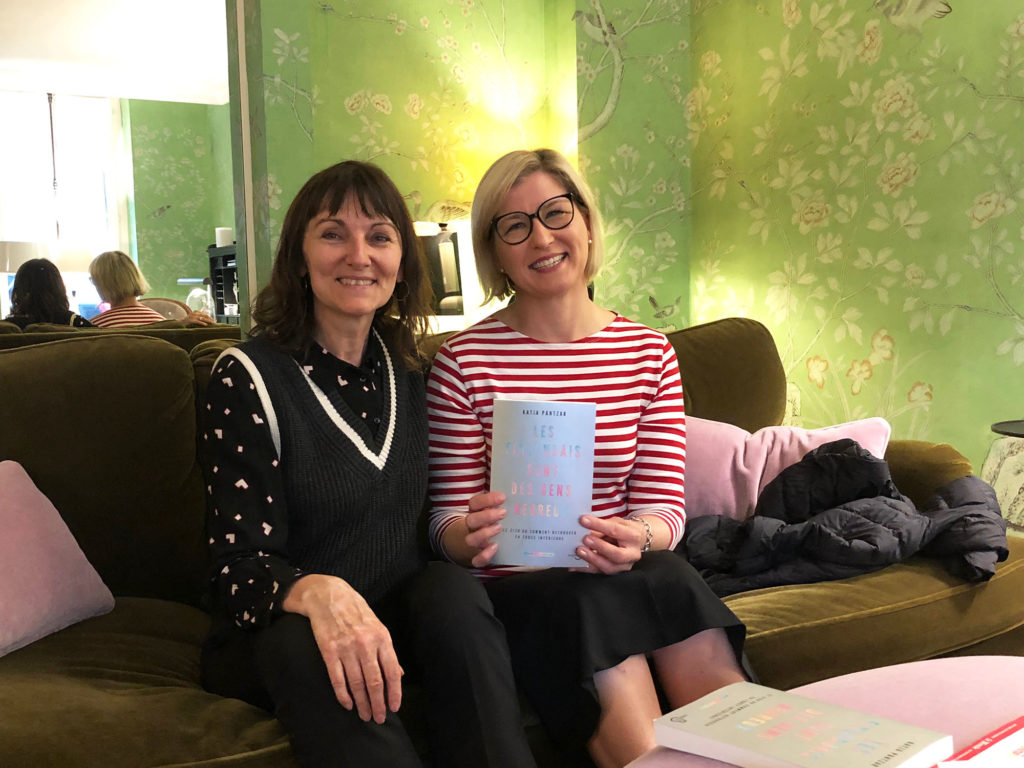 Katja Pantzar, experte du sisu, et Marie-Laurence Cattoire se rencontrente dans le lobby d'un hoel parisien. Elles ont toute sdeux assises sur un canapé en velours taupe. Les murs sont recouvrets d'un joli papier peint vert pomme. Elles regardent l'objectif et sourient. Katja tient son livre "Les Finlandais sont des gens heureux"