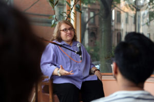 L'enseignante Sharon Salzberg donne un cours de méditation à une assemblée de jeunes étudiants