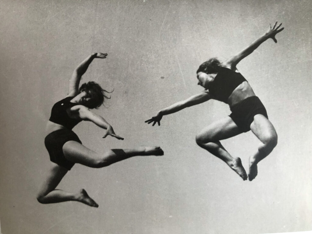 Sortir du sexisme ordinaire. Deux femmes dansent et sautent dans les air,. Symbole d'une véritable libération des corps. Photo en noir et blanc des années 50