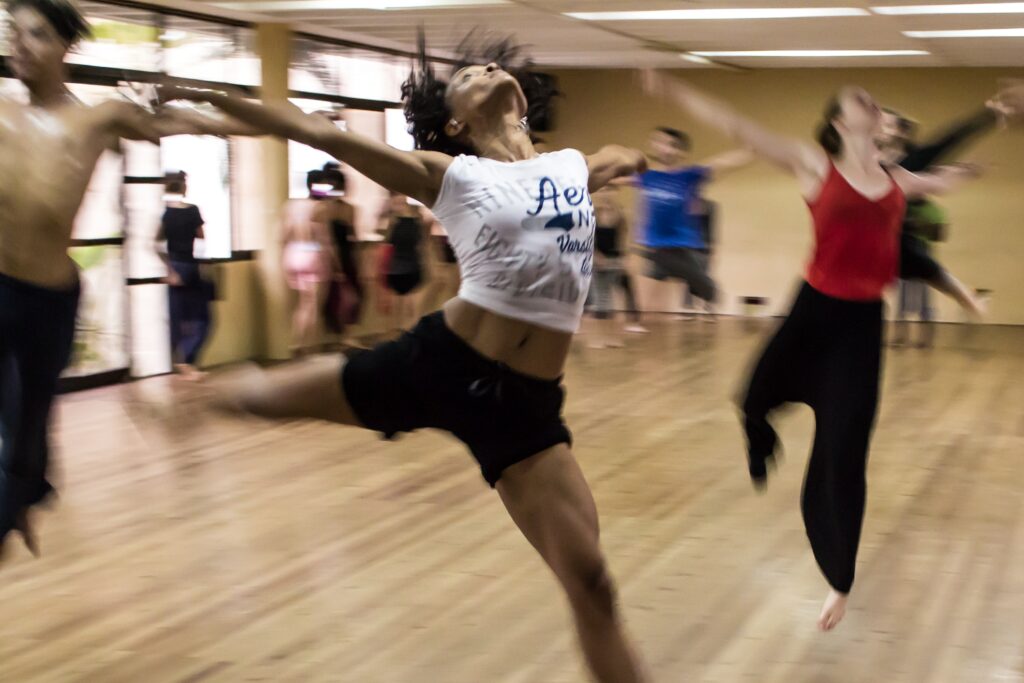 de jeunes danseurs en plein mouvement dans un cours de danse